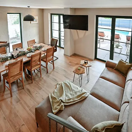 3 Bedroom In ブリビル